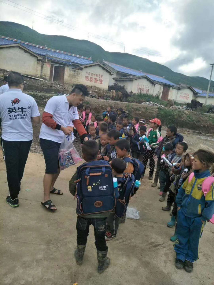 ӢţΪ��ɽ��ƶ����ͯ�Ͱ���